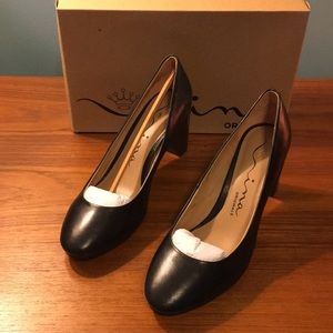 Nina Originals Black Leather Pump 8